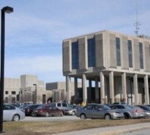 Des employés de l’hôpital manifestent contre les coupes