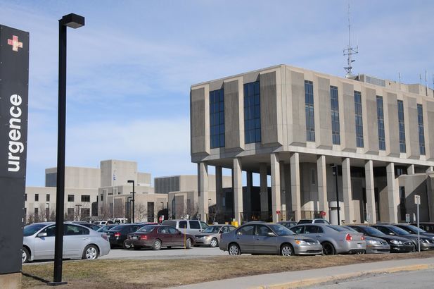 Des employés de l’hôpital manifestent contre les coupes