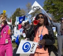 Compressions en santé: des travailleurs manifestent à Laval