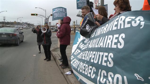 Loi 10 et austérité : des travailleurs de la santé manifestent à Matane