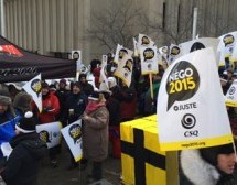 200 délégués de la CSQ manifestent devant le Conseil du trésor